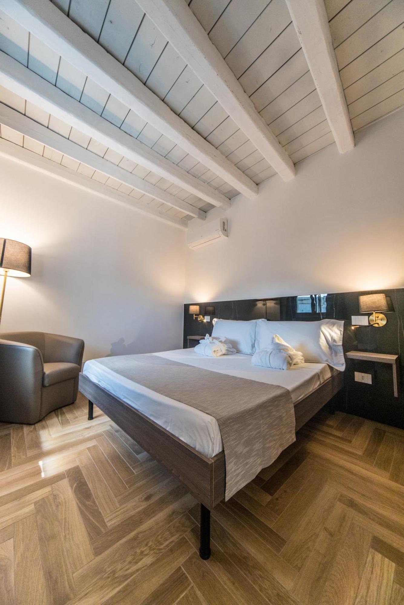 Suite Santa Chiara Трани Экстерьер фото